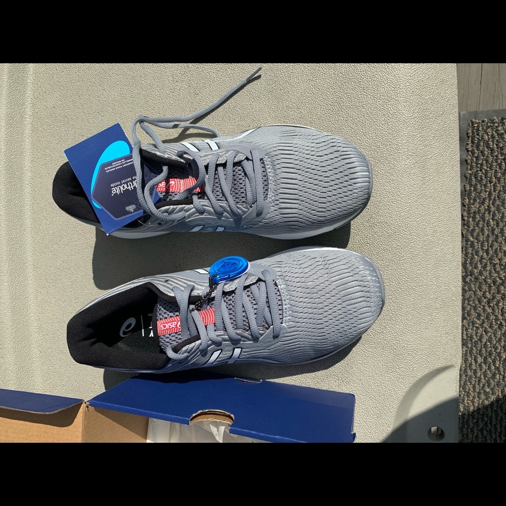 NWT ASICS size 9 Men Gel-Pulse 11. Comfy shoe!